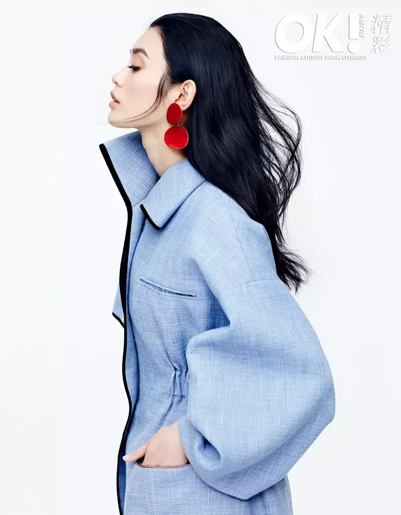 Ming Xi ya ƙirƙira jaket ɗin denim da jajayen 'yan kunne