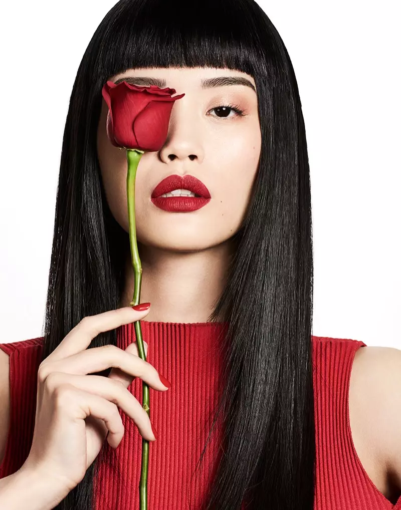 Posando com uma rosa, Ming Xi usa batom vermelho escuro