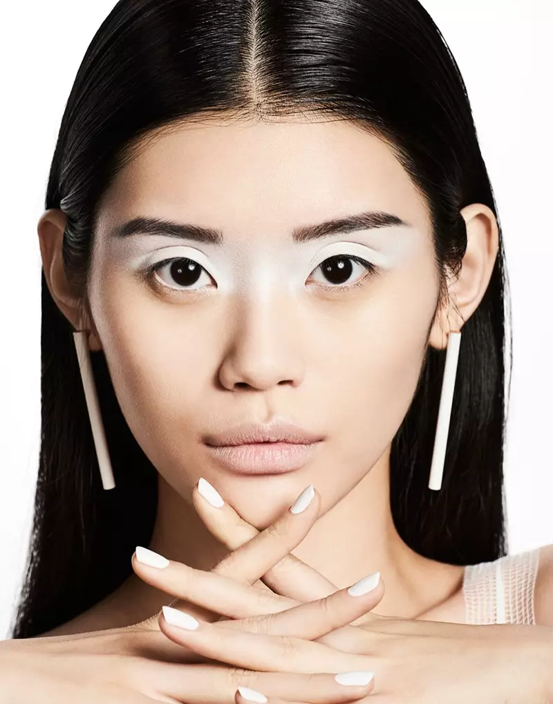 Ming Xi modela sombra branca com manicure combinando