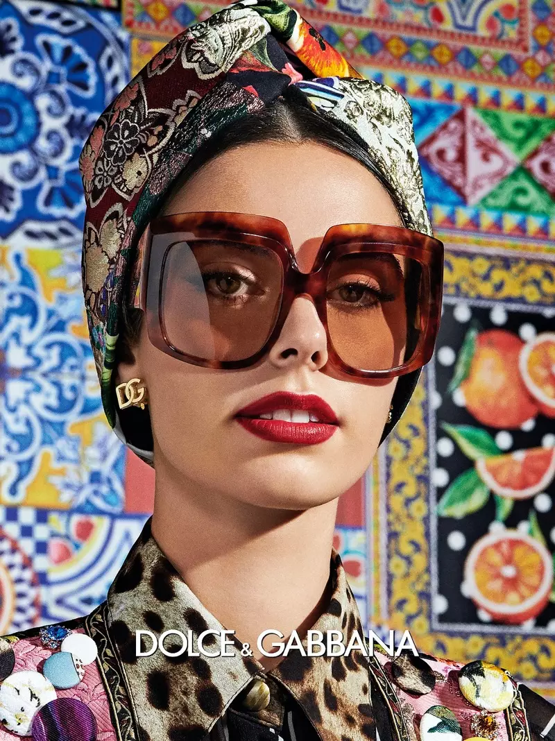 Claudia Gomez joacă în campania Dolce & Gabbana Eyewear primăvară-vară 2021.