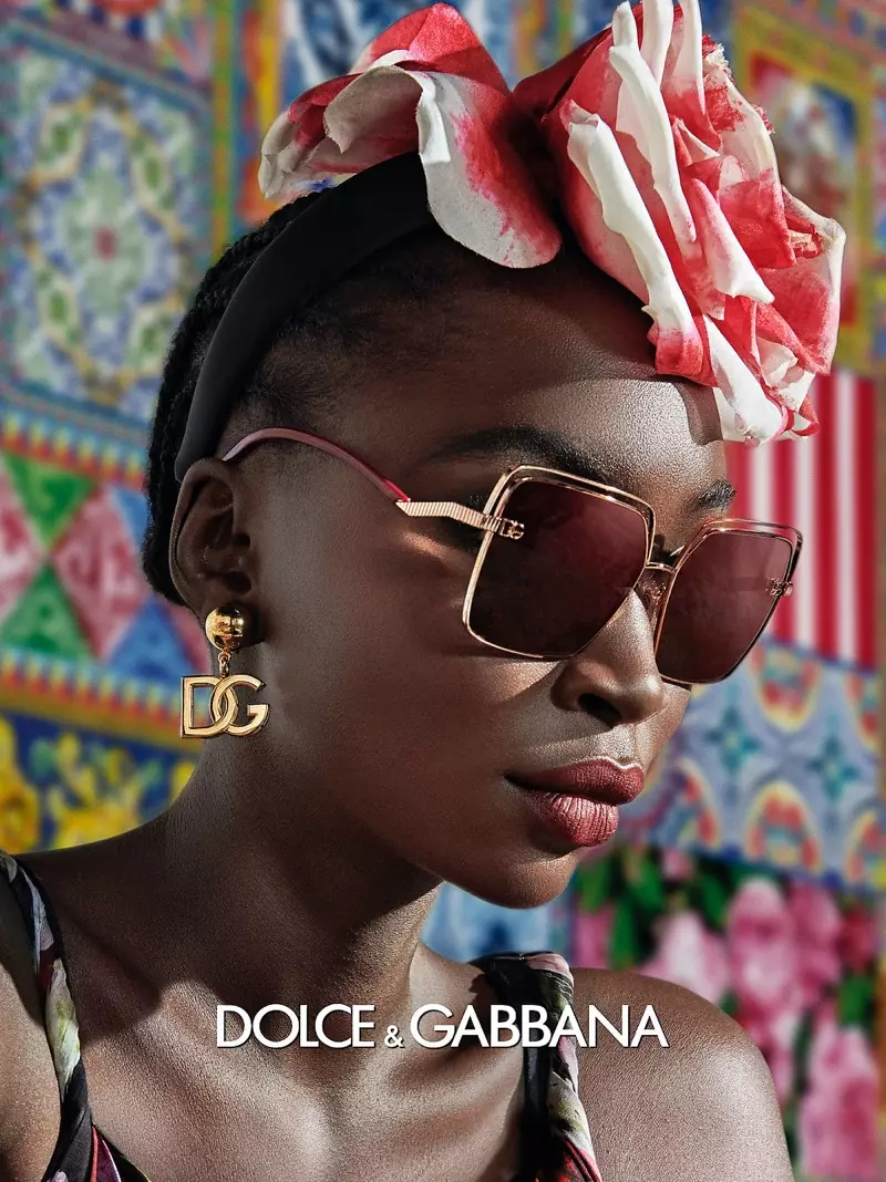 Diarra Ndiaye pozira za kampanju Dolce & Gabbana Eyewear proljeće-ljeto 2021.