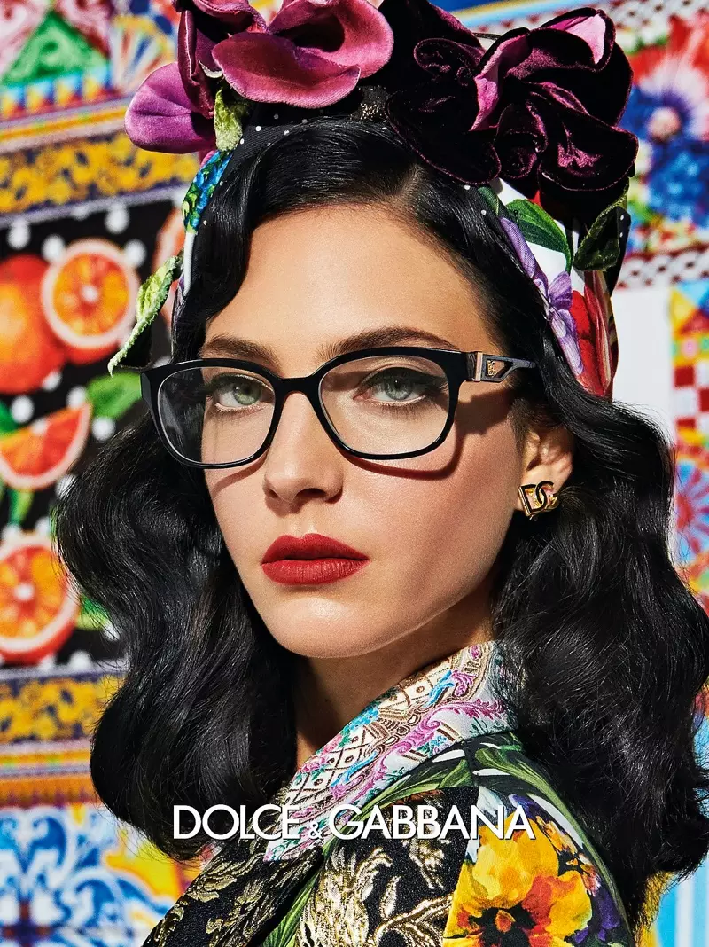 Tauraruwar Chiara Leone a cikin Dolce & Gabbana Ido Wear bazara-lokacin 2021 kamfen.