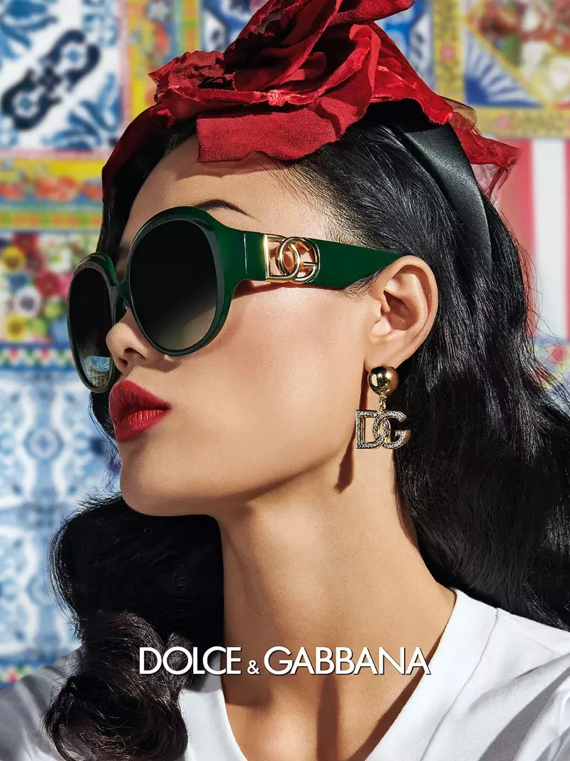 Isang imahe mula sa kampanya sa advertising sa spring 2021 ng Dolce & Gabbana Eyewear.