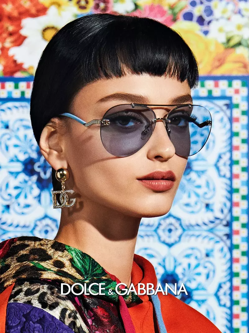 Ivana Trivić stillir sér upp fyrir Dolce & Gabbana Eyewear vor-sumar 2021 herferðina.