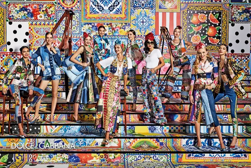 Dolce & Gabbana හි වසන්ත-ගිම්හාන 2021 ව්‍යාපාරය තුළ තද මුද්‍රණ සහ පැච්වර්ක් උච්චාරණ කැපී පෙනේ.