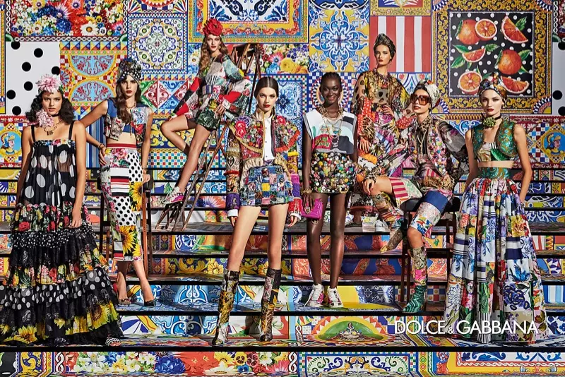Dolce & Gabbana හි වසන්ත 2021 වෙළඳ ප්‍රචාරණ ව්‍යාපාරයෙන් රූපයක්.