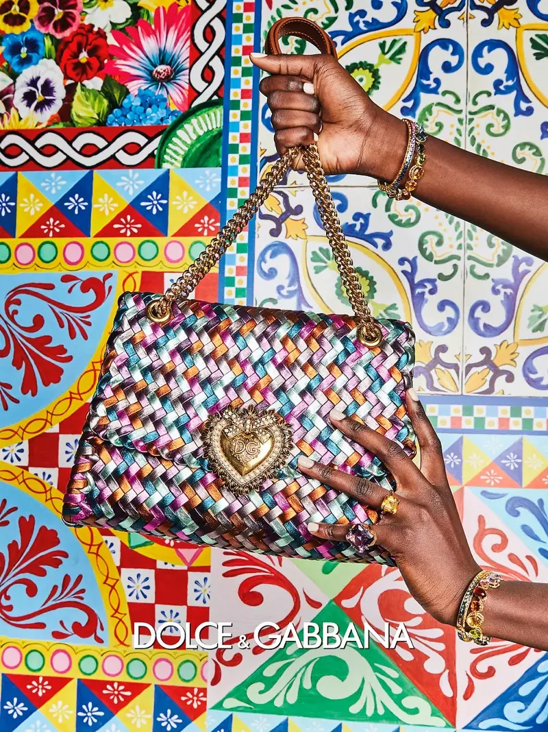 I-Dolce & Gabbana igxininise kwiibhegi ze-handbag kunye nephulo lasentwasahlobo-ehlobo lika-2021.