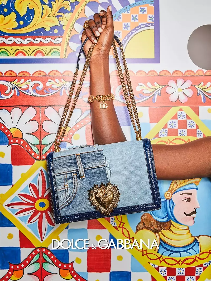 Una borsa patchwork in denim protagonista della campagna primavera 2021 di Dolce & Gabbana.