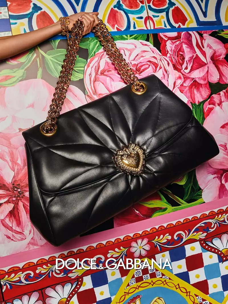 Dolce & Gabbanan kevät-kesä 2021 kampanjassa käsilaukussa on kultainen sydänkoriste.