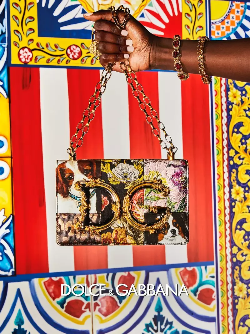 Dolce & Gabbana کے موسم بہار-موسم گرما 2021 کی مہم سے تصویر۔