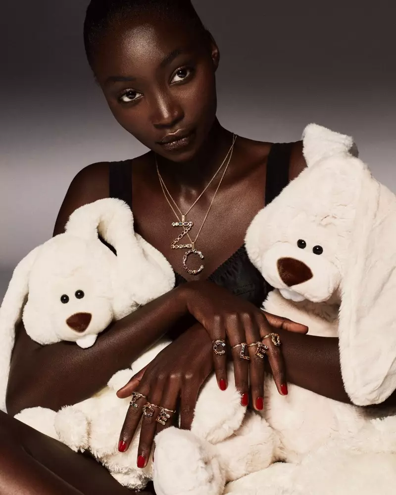 Diarra Ndiaye näyttelee Dolce & Gabbana Alphabet -korukokoelmaa.