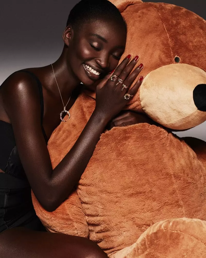 Büyük bir oyuncak ayı ile poz veren Diarra Ndiaye, Dolce & Gabbana Alphabet takı koleksiyonunu modelliyor.