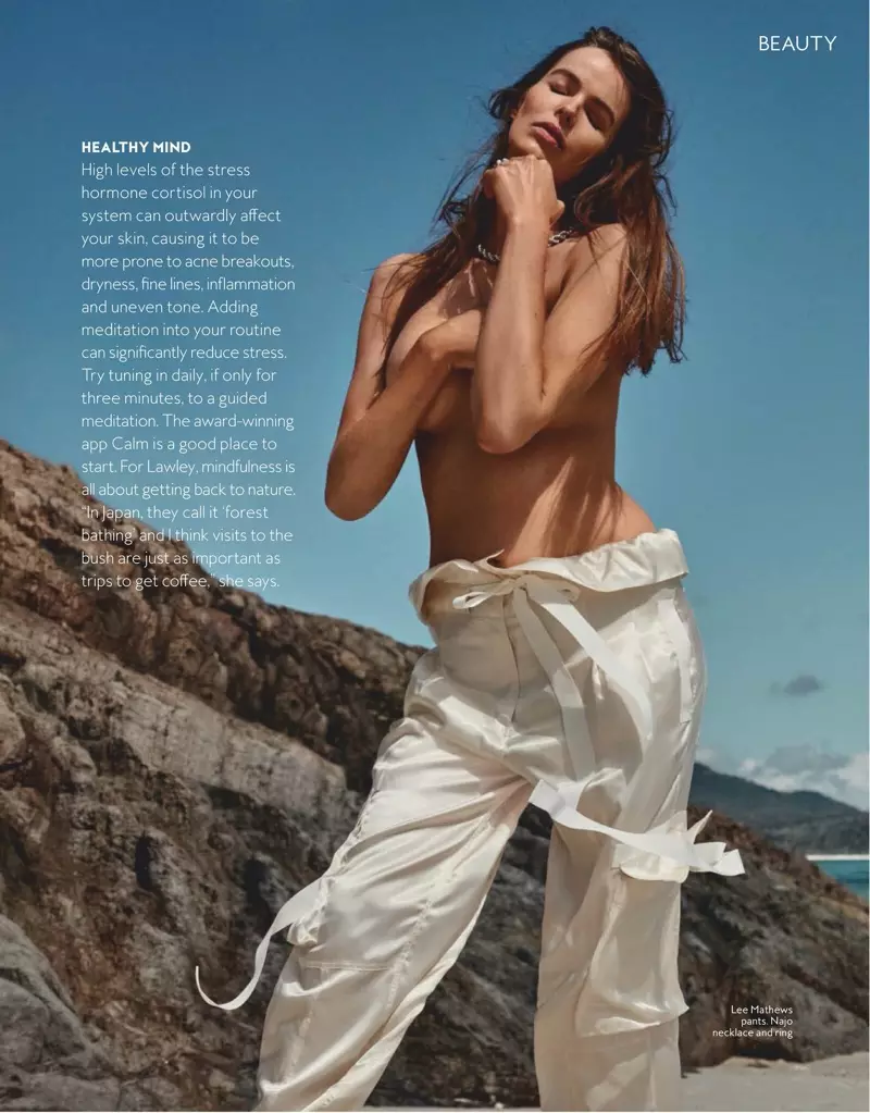 Robyn Lawley omfamnar strandmode för InStyle Australia