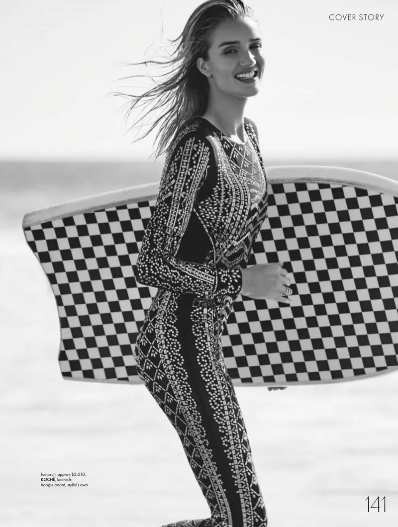 Rosie Huntington-Whiteley 为 ELLE Australia 打造沙滩造型