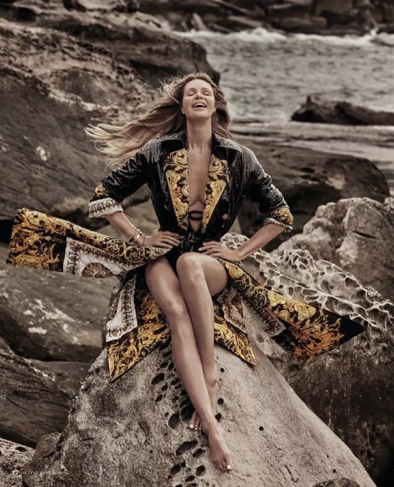 Elle Macpherson hija Beach Beauty għal InStyle Australia