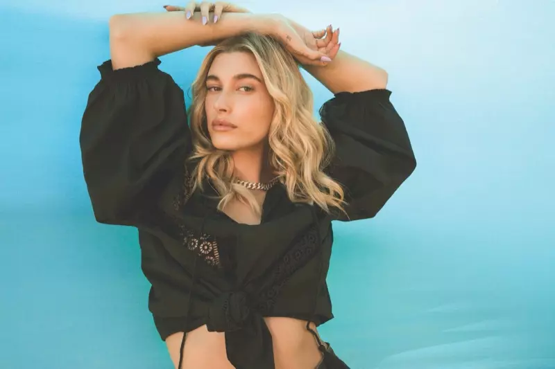 Nagsul-ob og itom, nag-pose si Hailey Baldwin alang sa kampanya sa Levi's Festival 2020.