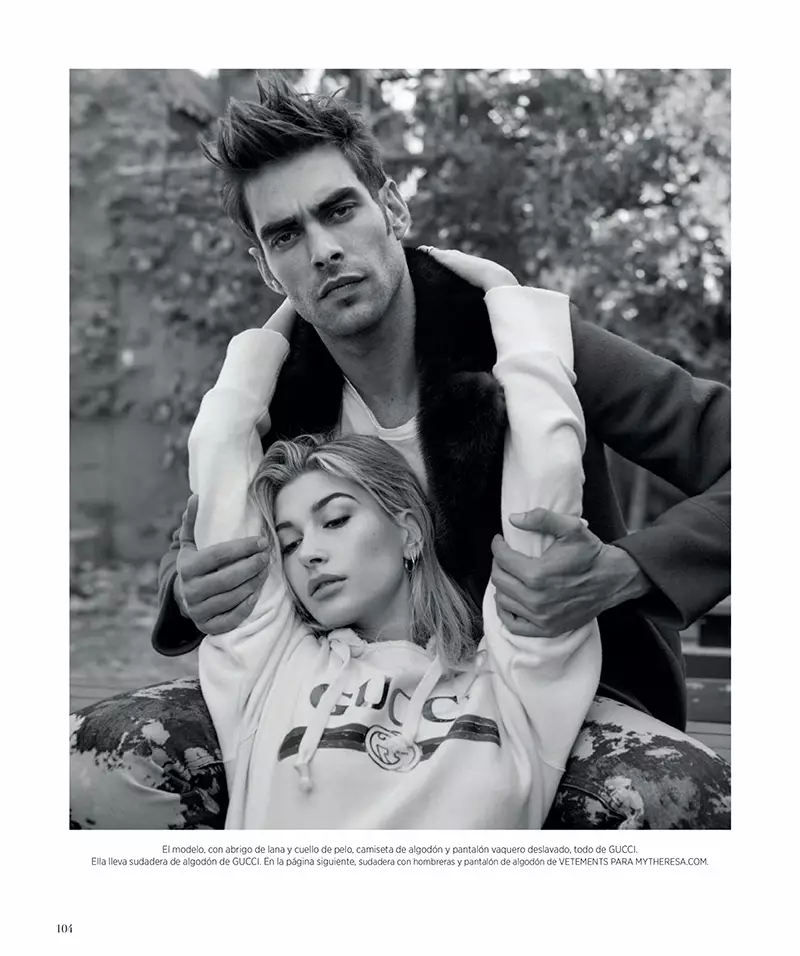 Melnbaltā fotografētā Heilija Boldvina valkā Gucci sporta kreklu ar kapuci