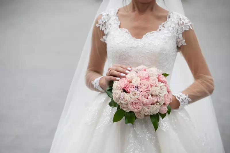 Ritagliata Sposa Pizzo Dettaglio Holding Bouquet Di Fiori