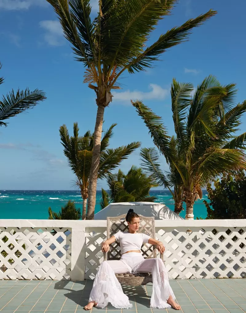 Posando nas Bahamas, Bella Hadid modela camiseta branca e calça flare