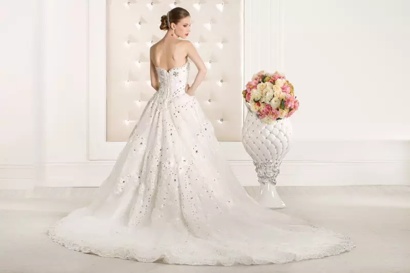 Abito da sposa modello Ballgown impreziosito sul retro