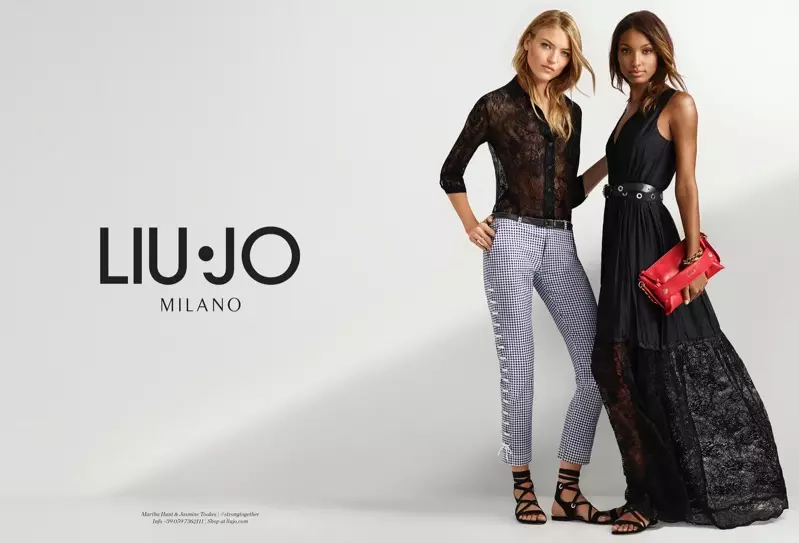 As modelos Martha Hunt e Jasmine Tookes posan en encaixe para a campaña de primavera de 2017 de Liu Jo