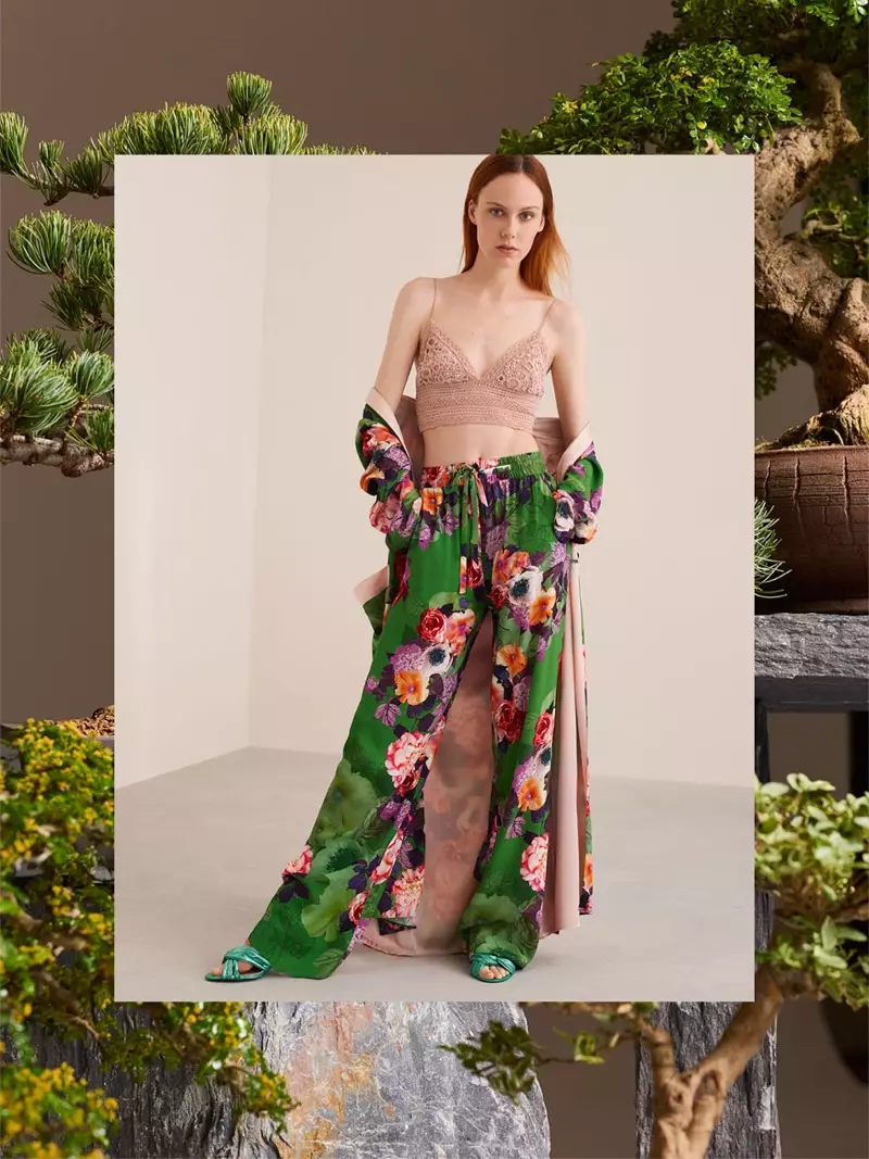 Kiki Willems yambara Zara Long Floral Icapa Kimono, Icapiro rya Palazzo Trousers na Sandals hamwe na Knot Detail