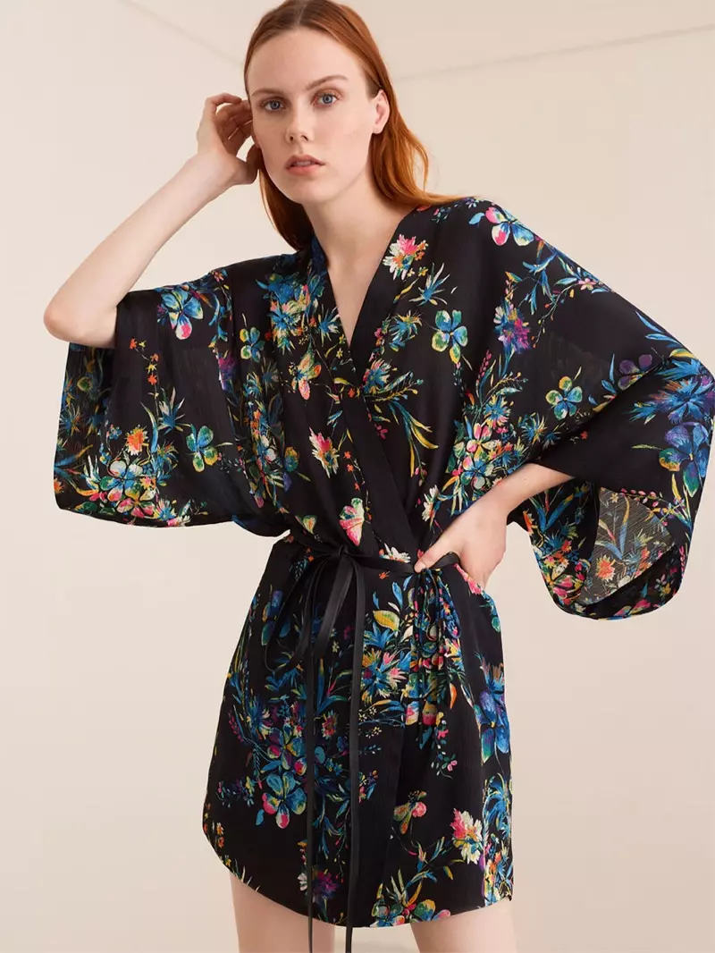 Kiki Willems viste un kimono con estampado floral de Zara
