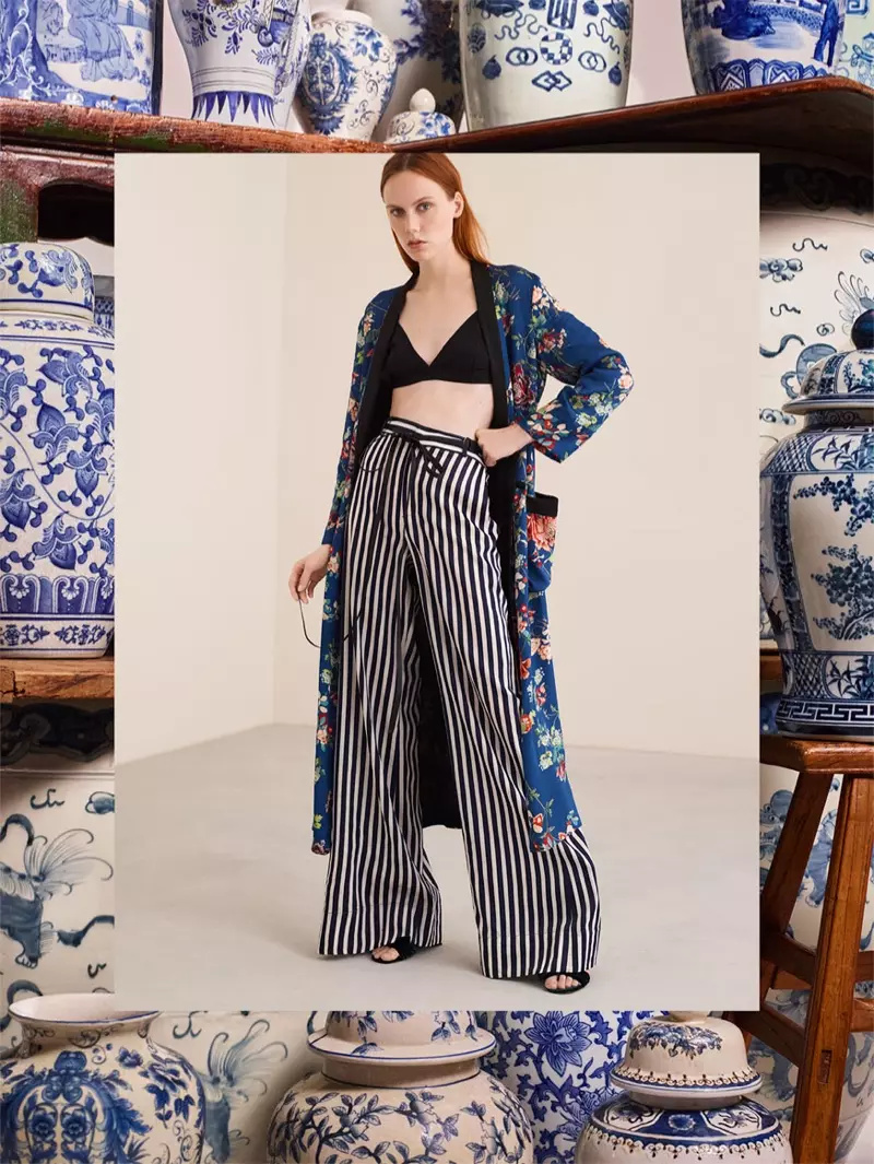Kimono largo con estampado floral y pantalón palazzo de rayas de Zara