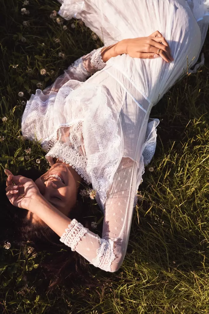 Chantal Monaghan poseert voor LoveShackFancy Bridal zomer 2020 campagne.