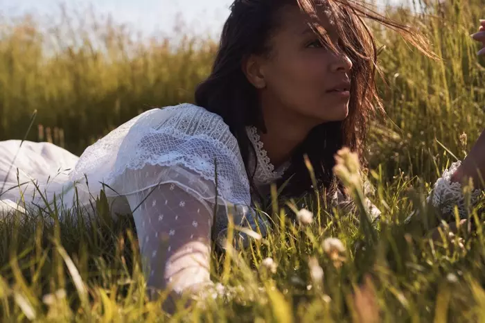 Une image de la campagne été 2020 de LoveShackFancy Bridal.