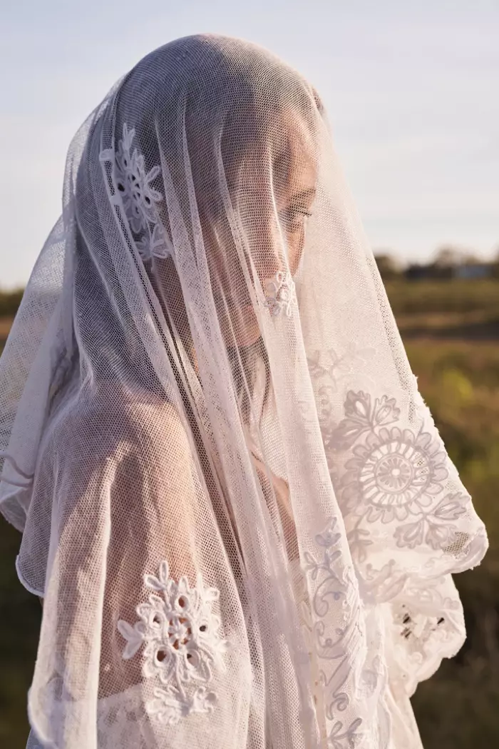 Chantal Monaghan modelira dizajn vela u LoveShackFancy Bridal kampanji za ljeto 2020.