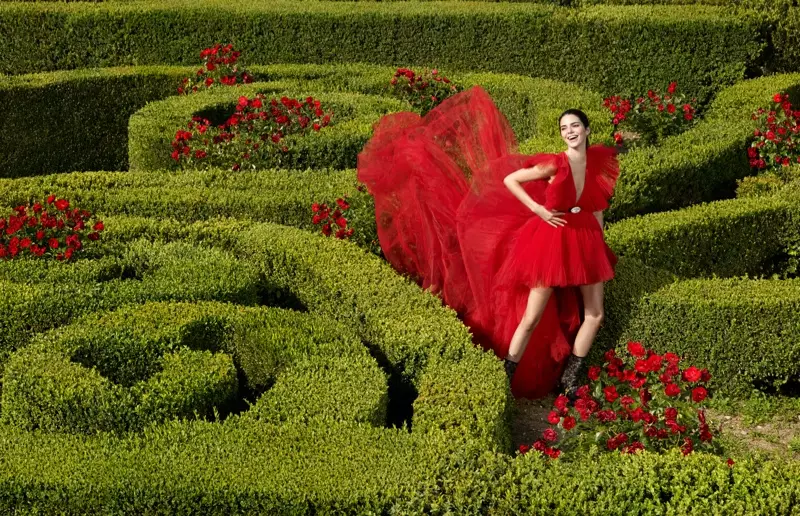 Kendall Jenner o bapala lets'olo la Giambattista Valli x H&M