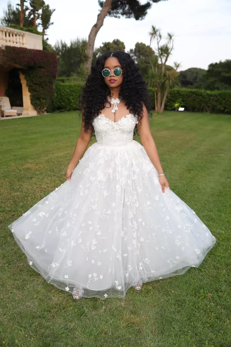 H.E.R. mitafy endrika avy amin'ny fiaraha-miasa Giambattista Valli x H&M.