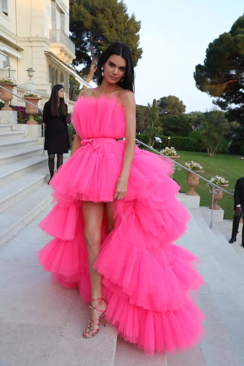 Kendall Jenner indossa il design della collaborazione Giambattista Valli x H&M.