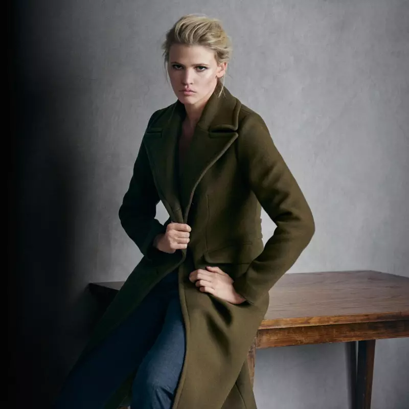 Tinanggap ni Lara Stone ang istilong tomboy sa isang army green coat para sa kampanya ni Marc O'Polo sa taglagas-taglamig 2016.