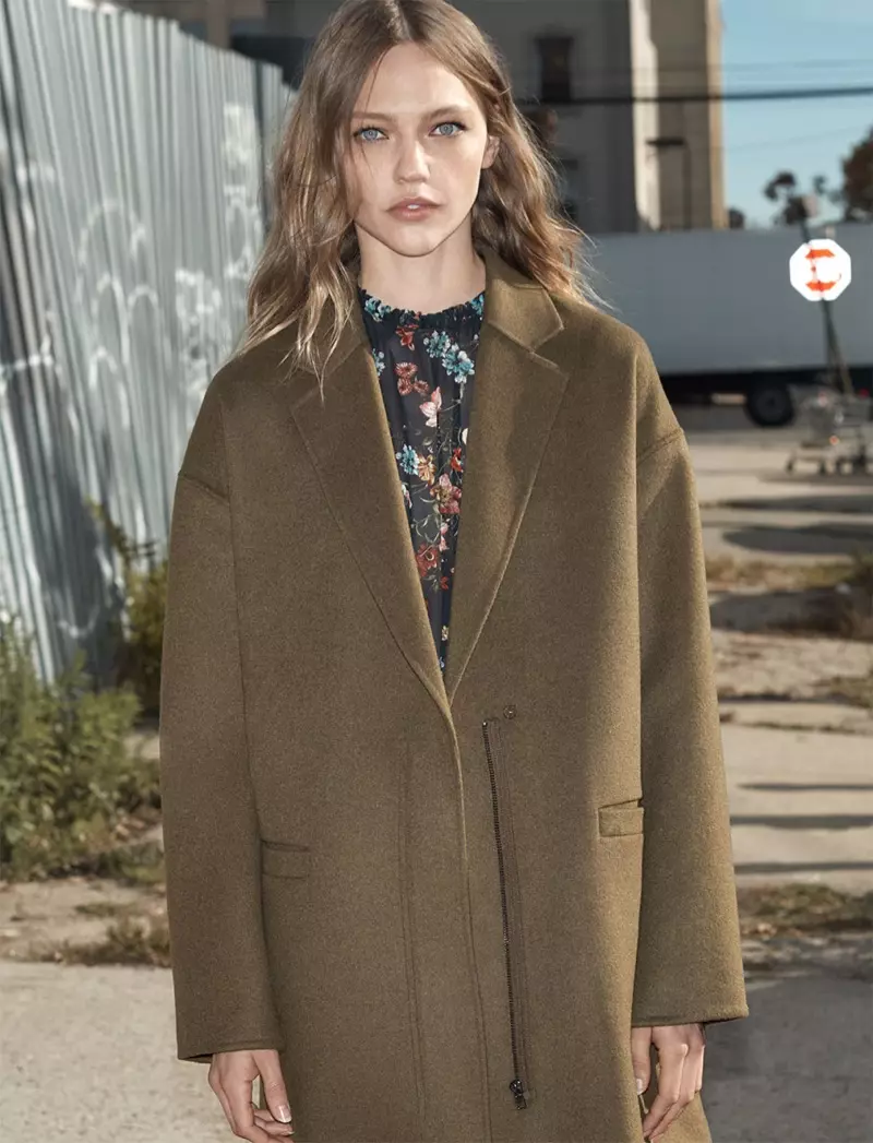 La modella Sasha Pivovarova posa con un cappotto oversize Zara e un abito a stampa floreale