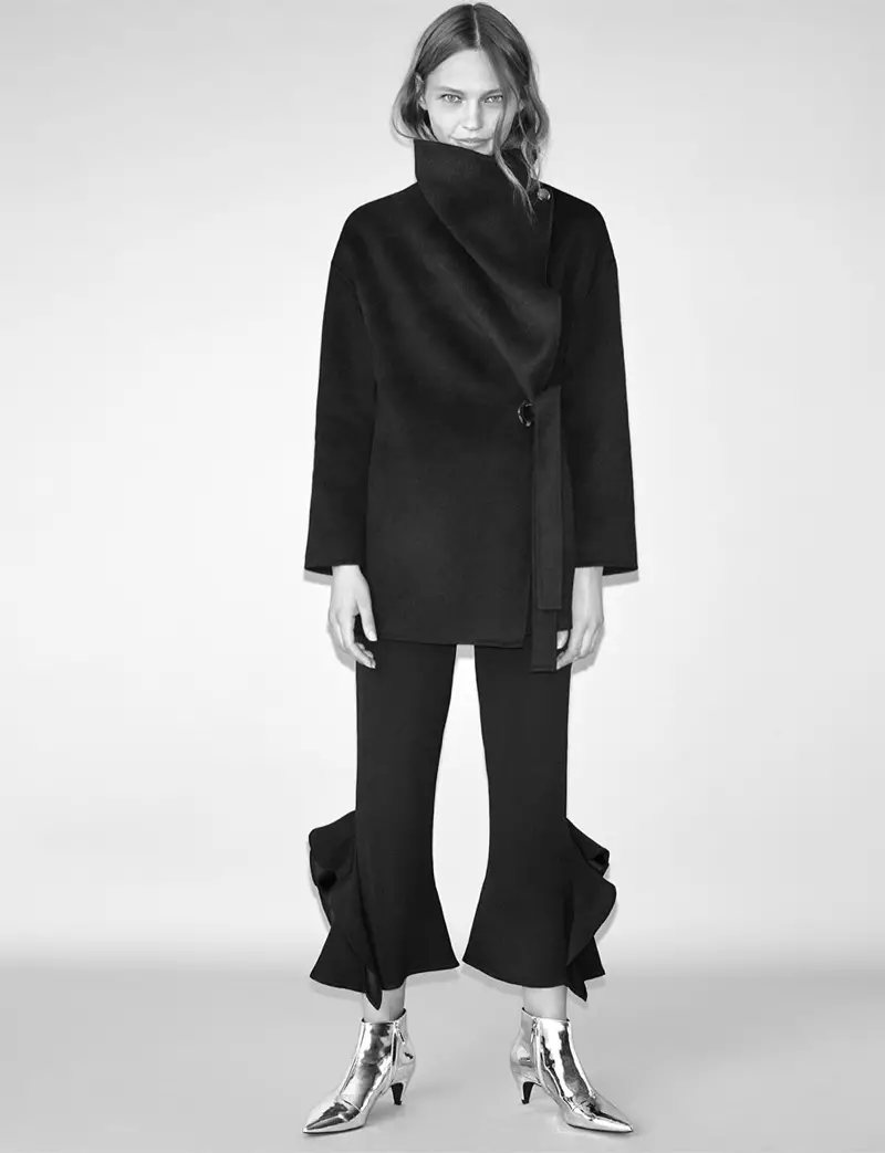 Abraçant grans proporcions, Zara presenta un abric de gran mida amb uns pantalons fluids