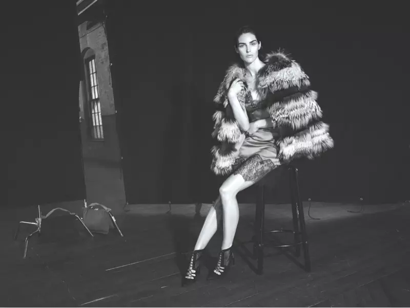 デニス・バッソのファージャケットとスリップドレスでポーズをとるモデルヒラリーローダ