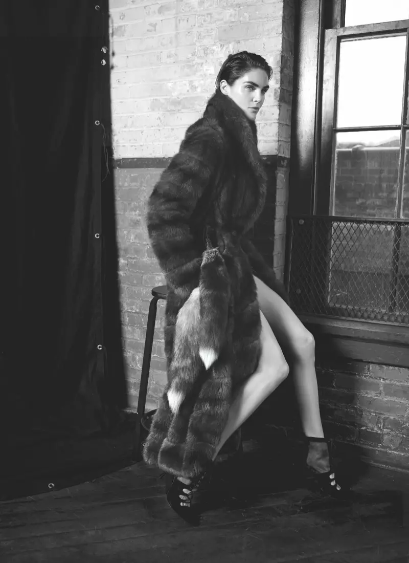 毛皮のコートを着たヒラリーローダは、デニスバッソの2016年秋冬の広告キャンペーンに出演します