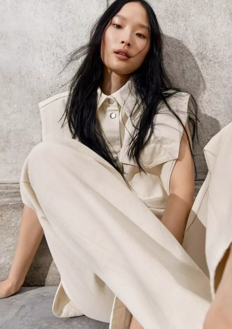 La modelo Yoonmi Sun posa para la campaña primavera 2021 de H&M.