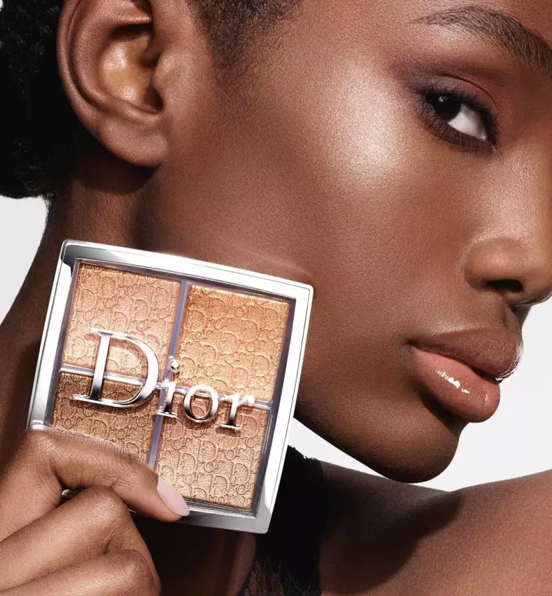 Imari Karanja iš arti fotografuojasi Dior Makeup Backstage Holiday Glow 2020 kampanijoje.