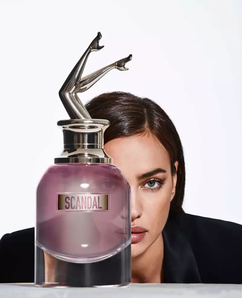 Irina Shayk sy'n serennu yn ymgyrch persawr ym Mharis yn Sgandal Jean Paul Gaultier