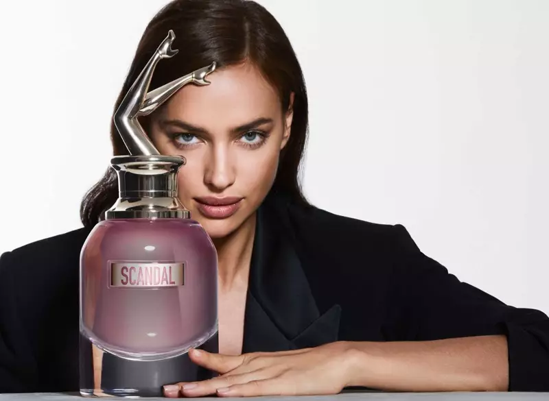 De Jean Paul Gaultier rifft d'Irina Shayk op fir säi Skandal eng Paräis Parfum Kampagne