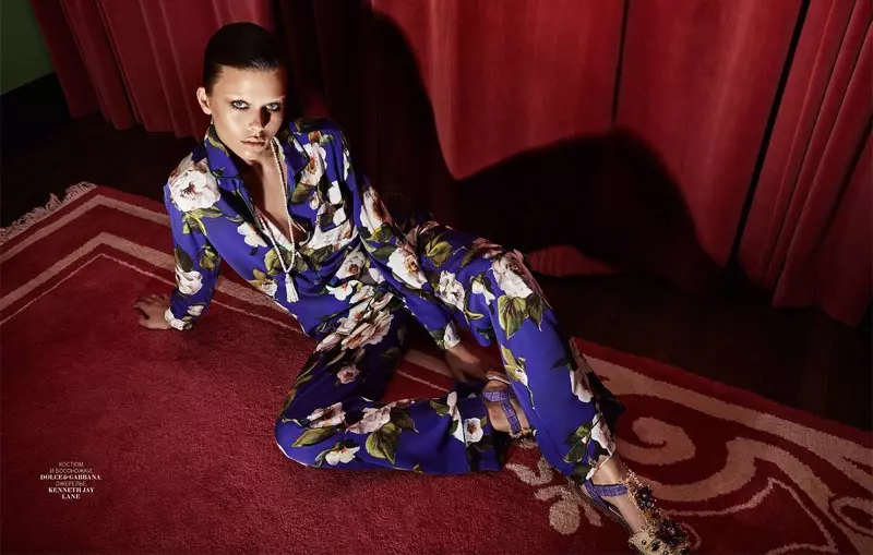 Georgia Fowler modela un top e pantalóns estilo pixama con estampado floral de Dolce & Gabbana con sandalias adornadas