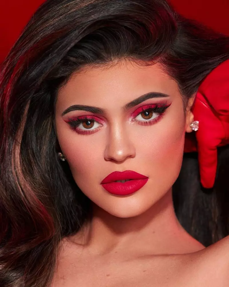 Beauty mogul Kylie Jenner draacht Kylie Cosmetics Holiday 2019 kolleksje