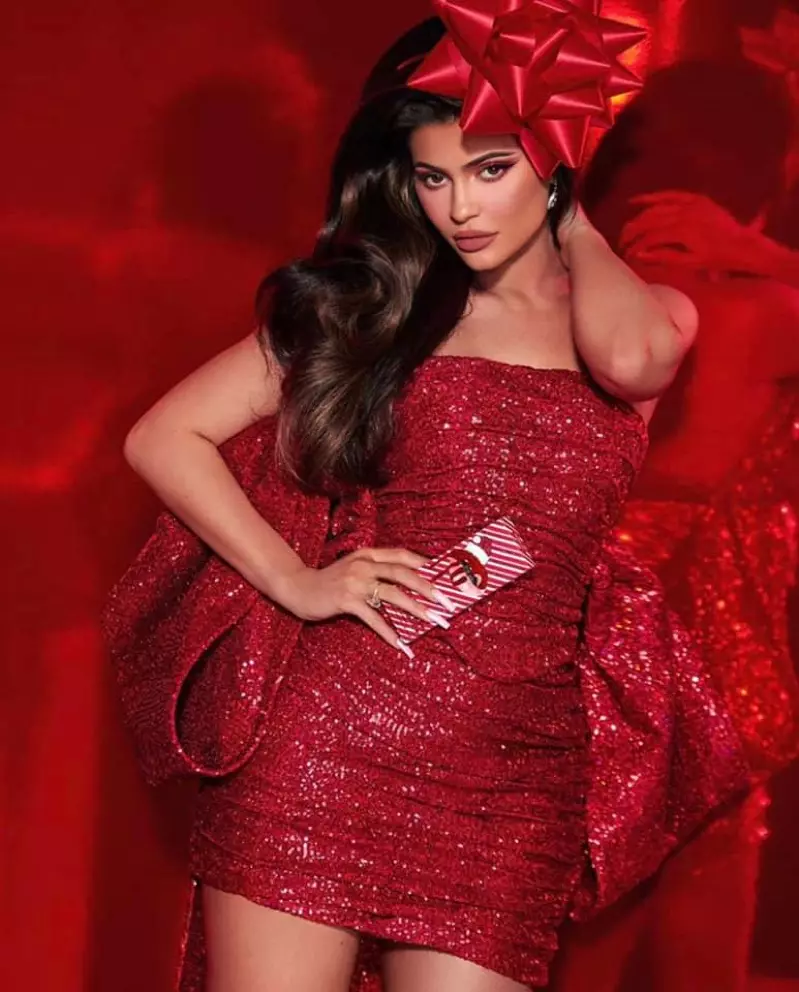 A flitterekbe öltözött Kylie Jenner a Kylie Cosmetics Holiday 2019 előtt áll