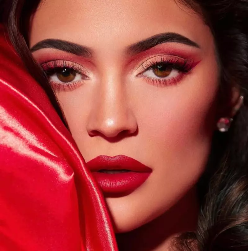 Pasirengusi iš arti, Kylie Jenner dalyvauja Kylie Cosmetics Holiday 2019 kampanijoje