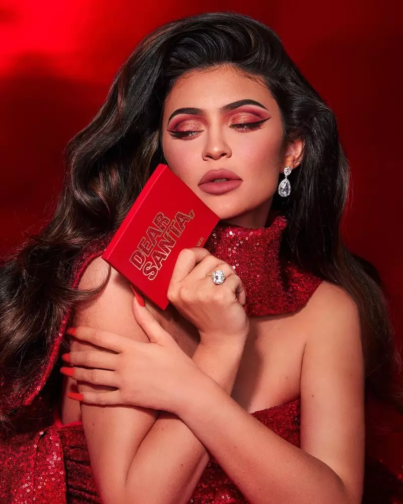 Kylie Cosmetics Holiday 2019 컬렉션의 디어 산타 팔레트와 팀 산타 매트 립