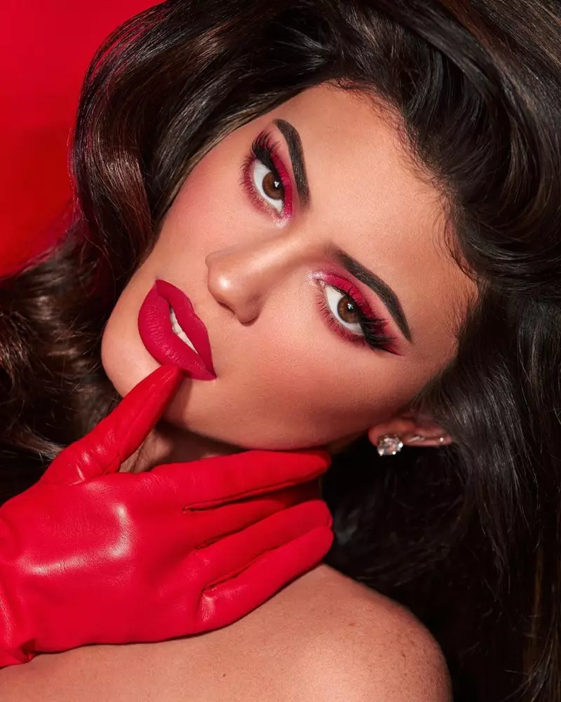 L'aspecte de bellesa incandescent destaquen per a la campanya Kylie Cosmetics Holiday 2019