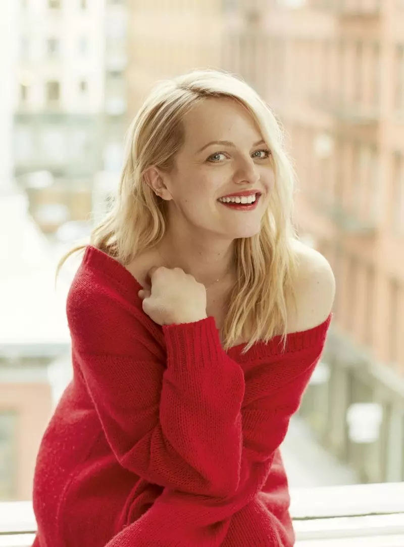 Skuespiller Elisabeth Moss poserer i rød Dior-genser